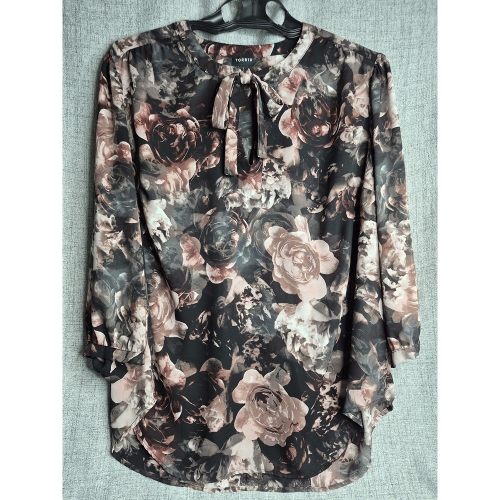 TORRID Size 1 Keyhole Bow Tie V-Neck 3/4 Sleeve Top Blouse Floral - Picture 2 of 9